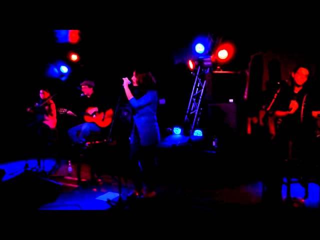 Vilamba singing 'Thin King' - Carlito's Way, Voghera. October 23rd 2011.wmv