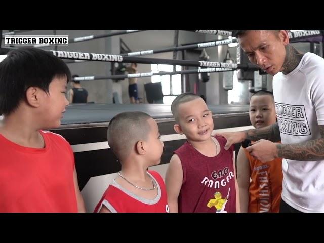 TRỊNH SƯ PHỤ DẠY BOXING CHO TRẺ EM - BOXING KID AT TRIGGER BOXING