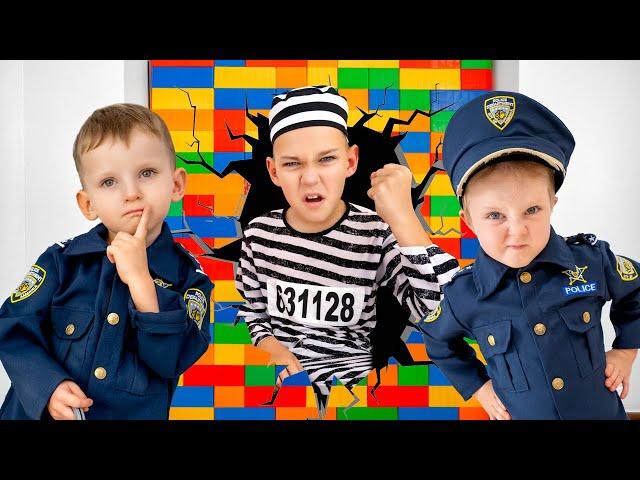 Cops and Robbers: High-Speed Chase with Vania Mania Kids! 