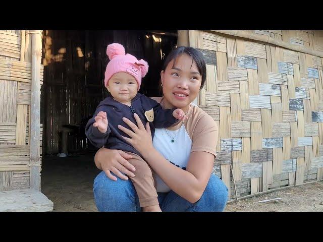 Bao goes to school. Daughter and mother cut leaves to wrap cakes and sell them to earn extra income