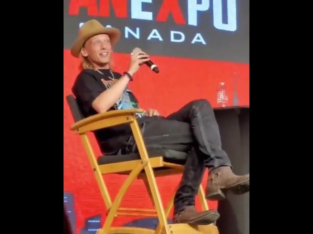 Jamie Campbell Bower starts to sing Johanna at the Canada, Fan Expo 2022. ️