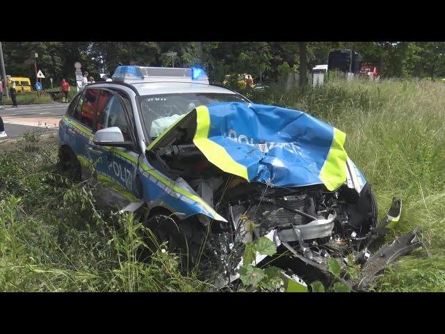 FuStKW auf Alarmfahrt gegen PKW + LKW - 3 Verletzte Polizisten in Köln-Bocklemünd am 10.06.16