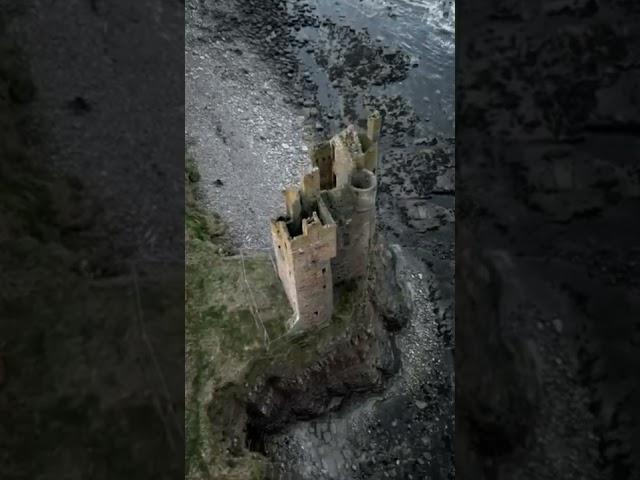 Keiss Castle é um castelo parcialmente em ruínas na Escócia , que fica em penhascos