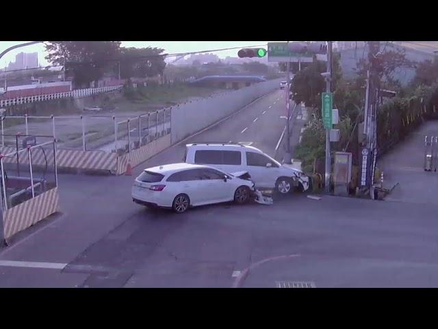 泰山車禍！男駕休旅車闖紅燈撞直行車 女駕駛送醫