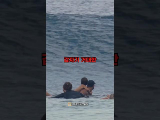 서핑보드 위에 선 아빠와 아들