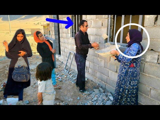 Mother's perseverance in installing the door and window of the house with the help of the teacher