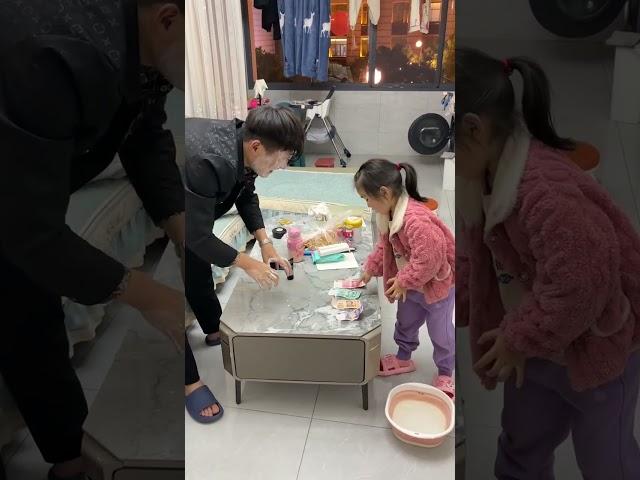 爸爸是来给女儿送钱的吗？ #funny #萌娃 #cute #快乐 #baby