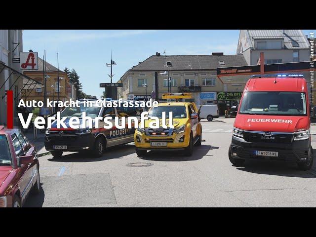 Ältere Autolenkerin kracht mit PKW in Glasfassade einer Apotheke in Wels-Neustadt