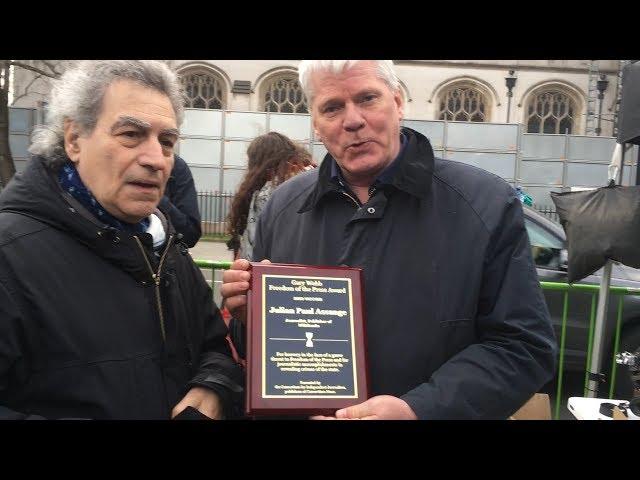 Gary Webb Journalism Award for Assange presented by Consortium News, accepted by Kristinn Hrafnsson.