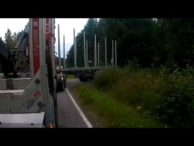 Peruutus harjotuksia ja öljysumua.  Reversing the truck into a tight corner and oil leaking