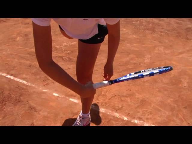 linda dubska, service training, at clay court of the Guillermo Vilas tennis academy