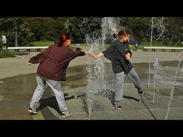 Lilac park, fountain, wet girls and funny splashes!/Сиреневый парк, фонтан, мокрые девушки и брызги!