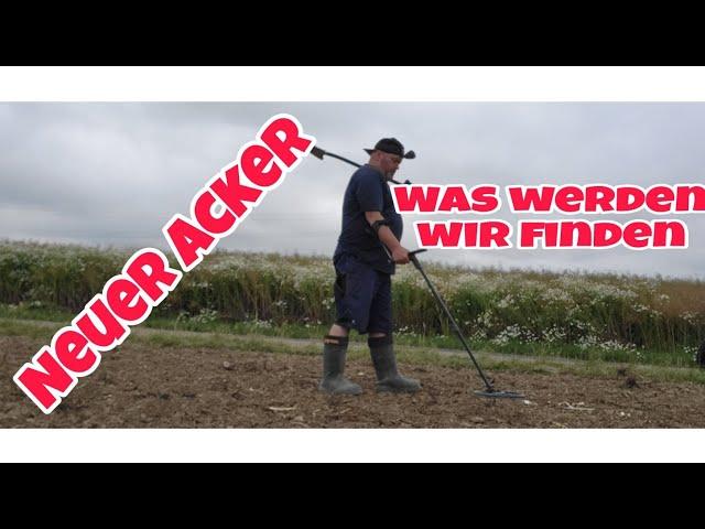 Neuer Acker/auf schatzsuche mit dem Metalldetektor