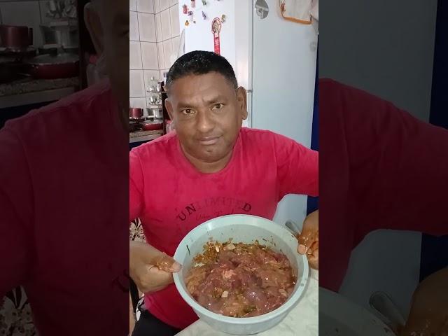 HOMEM GULOSO PARECE QUE GOSTOU DA COMIDA VEJA OS MELHORES VIDEOS ELE COME TUDO