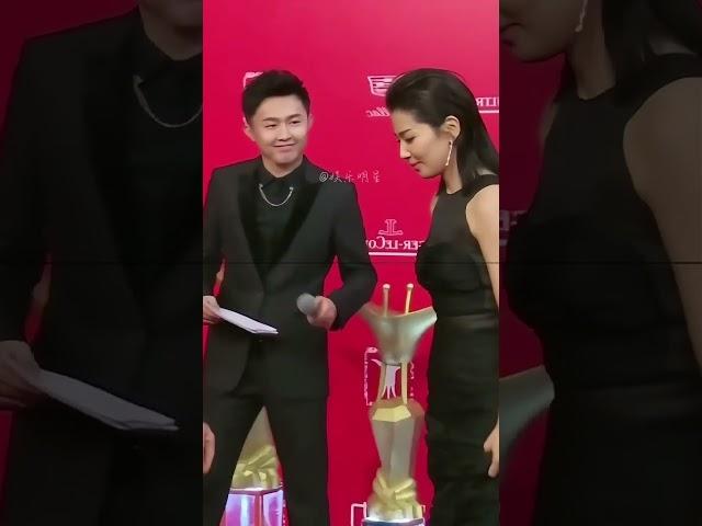 #成龙 红毯上想牵#刘涛 的手，被刘涛黑脸拒绝，场面极其尴尬！主持人假装没看见，这是一点面子也不给呀