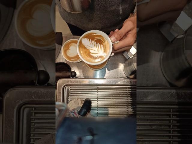 How to make a latte art tutorial #coffee leaves design #barista #coffeelover #latteart #shorts