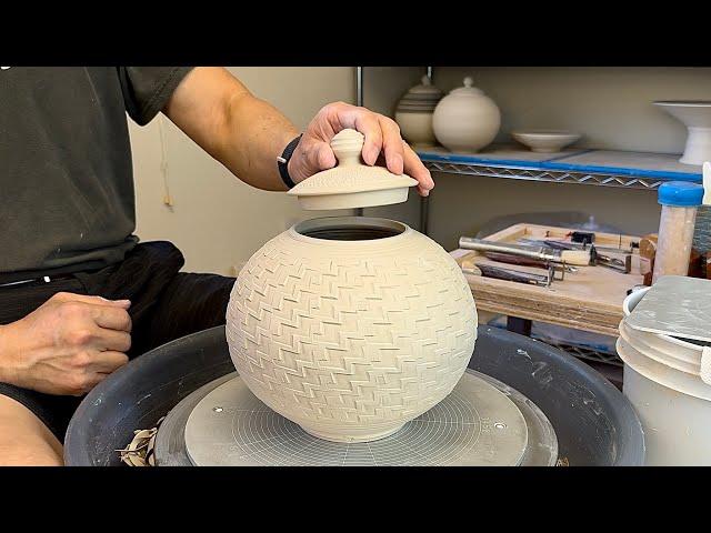 821. Making a Roller Texture Lidded Moon Jar with Hsin-Chuen Lin 林新春 滾花紋圓蓋瓶製作示範