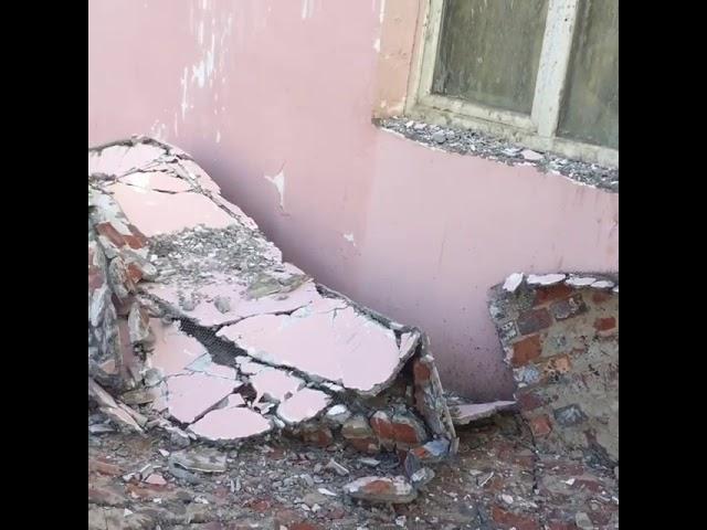 У знаменитого на всю страну общежития отвалилась часть облицовки  К счастью, люди не пострадали  Но
