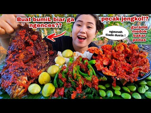 EATING GRILLED GURAME FISH, JENGKOL PECAK, PAPAYA STICK VEGETABLES, LALAPAN, RAW JENGKOL MIX PETE