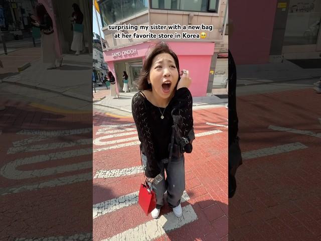 Surprising my sister with a new bag at her favorite store in Korea 