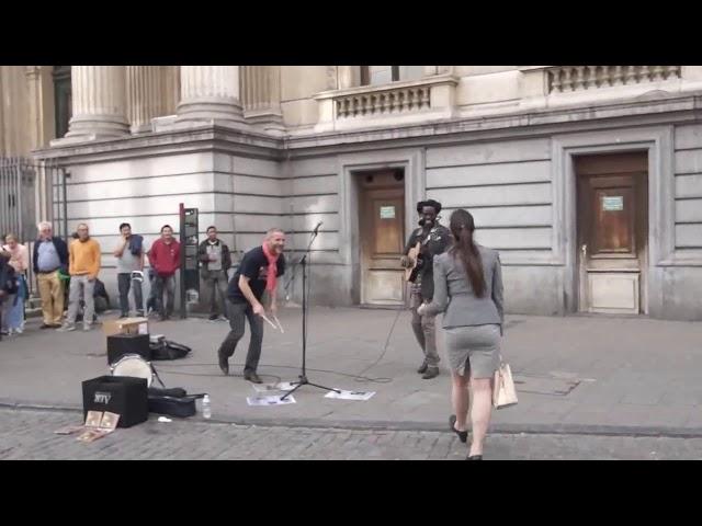 Frau trifft auf Straßenmusiker - damit hätte niemand gerechnet!