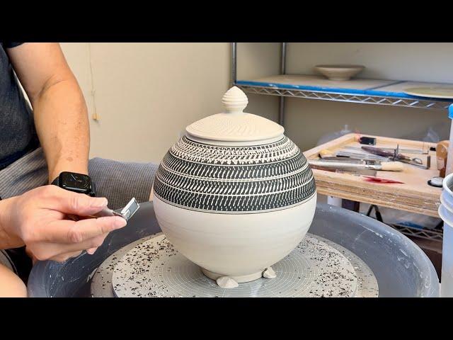 820. Trimming/Chattering/Sgraffito a Texture Lidded Moon Jar with Hsin-Chuen Lin 林新春 圓蓋瓶修坯示範