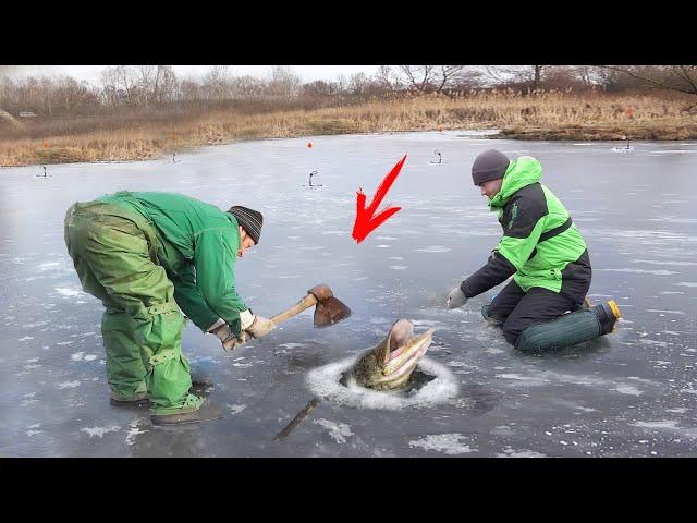 ДЕДУ БОЛЬШЕ НЕ НАЛИВАТЬ...!!! ПЕРВЫЙ ЛЁД 2023 на РЕКЕ ЩУКА!!!  ЛУЧШАЯ РЫБАЛКА на ЖЕРЛИЦЫ