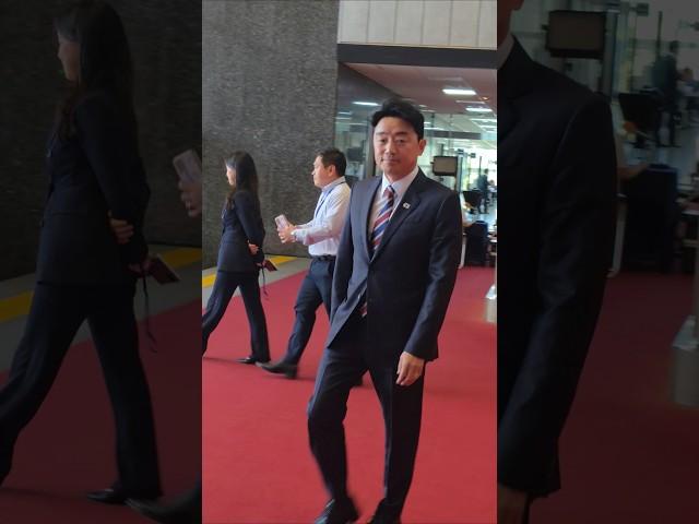 대통령 해외 순방 시기에 국회에 인사 다니는 강훈식 대통령 비서실장