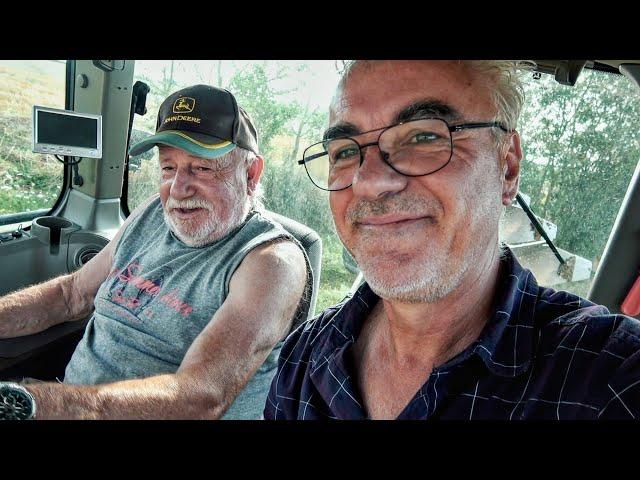 Avec Gilbert, vétéran du labour, dans la colline à bord d’un John Deere 8R