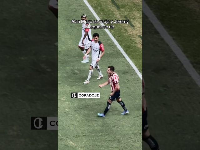 Alan Mozo se enoja con sus compañeros en el partido de Chivas vs Atlas y Jeremy Márquez se ríe