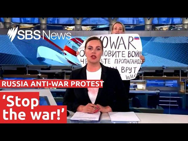 Russian TV employee interrupts news broadcast for anti-war protest I SBS News