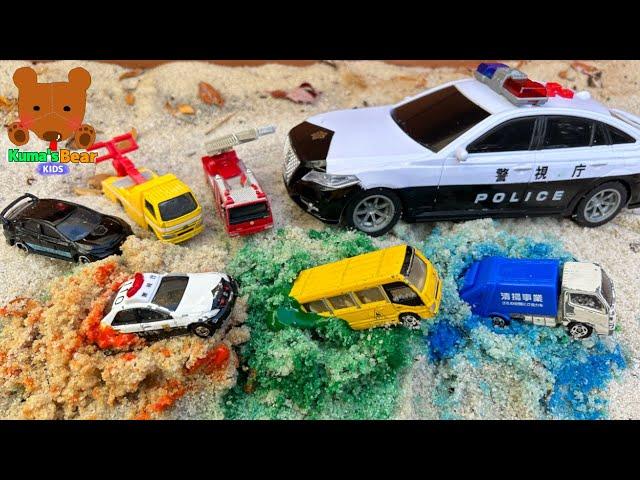 Diecast Cars in Colorful Sands! Big Police Car looks for the Cars!【Kuma's Bear Kids】