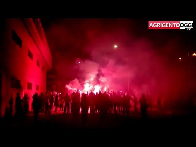 La protesta dei tifosi dell' Akragas  in curva sud. E la luce dov'è ??? TUTTI COLPEVOLI !!!