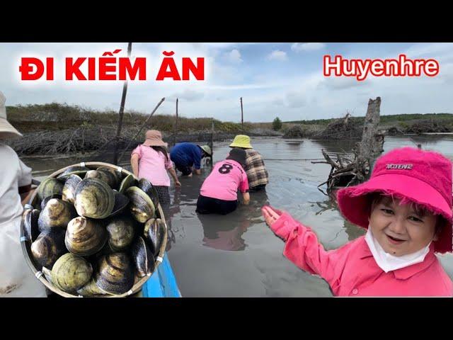 Huyền Hrê và cả nhóm trải nghiệm mò con vật lạ
