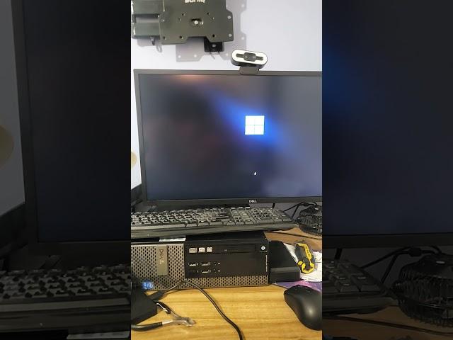 Windows 11 24H2 boot logo screen on a old desktop pc