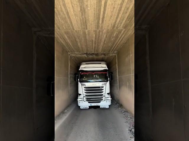 Too Close for Comfort… But I Made It!  #truckdriver #lkw #camion #bigrig #cdls #truckspot #shorts