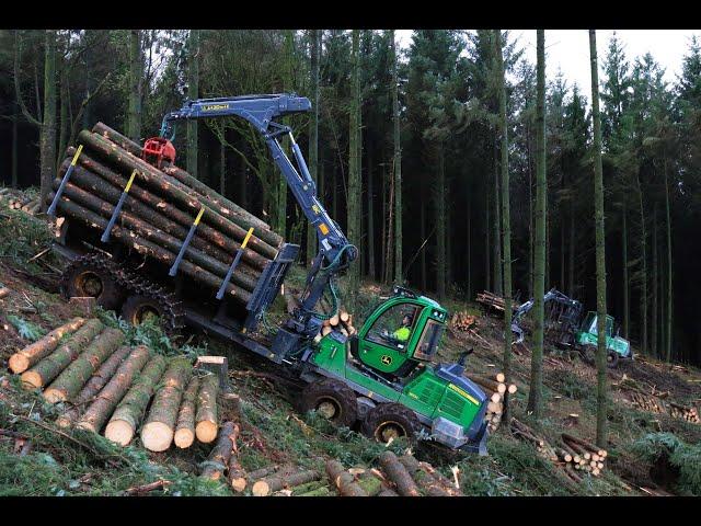 2 abatteuses et 3 porteurs John Deere sur la même coupe