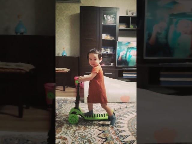 Аслы 1 жас самокат