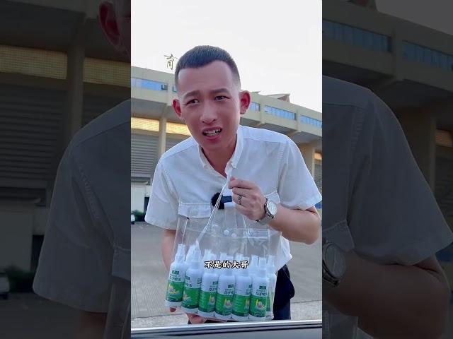出门在外以一定要注意安全，遇到有人危险时一定要保持冷静，寻找机会救人，这次多亏了勇敢的好心小哥机智相救，好人有好报