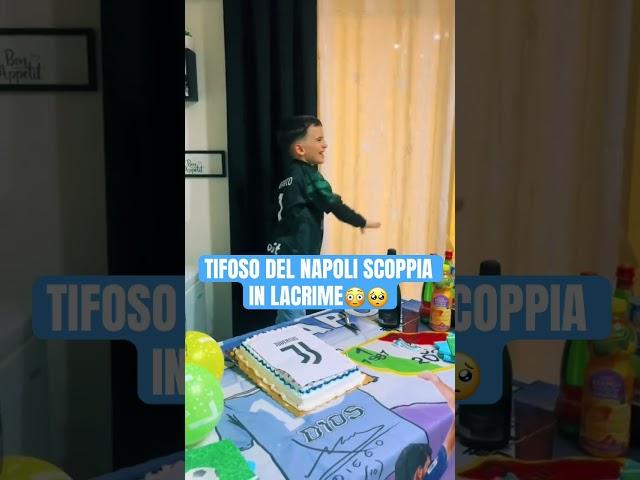 UN BAMBINO TIFOSO DEL NAPOLI SCOPPIA IN LACRIME AL SUO COMPLEANNO: LO SCHERZO È IMPERDIBILE