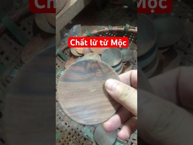 Lót ly gỗ trắc được chọn lựa kỹ từ những tấm gỗ chất lượng tạo nên sự bền đẹp sang trọng cho KG