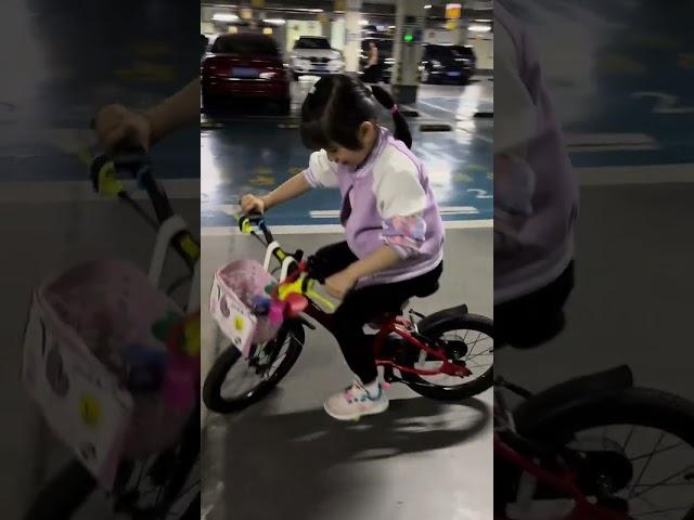 你骑车的样子是在告诉我，你长大了我的女孩人生又多了一项新技能#骑单车的女孩 #记录童年#我的女孩长大了