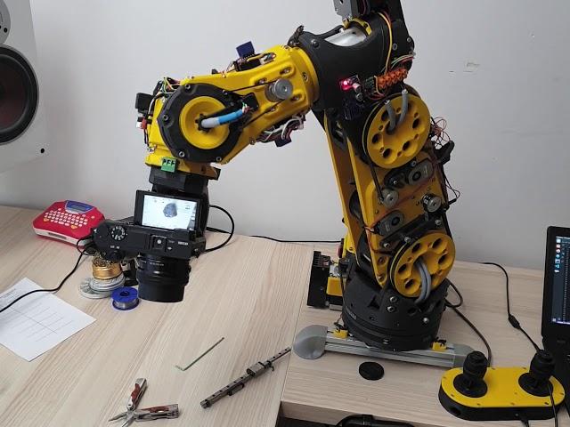 DIY robot arm operating a camera - artysta automatyk