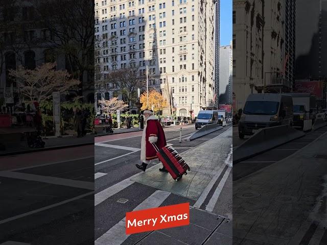 Santa's Big City Adventure: Exploring New York with His Magical Suitcase!