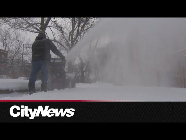 City hit with snow as Montrealers prepare for holiday season