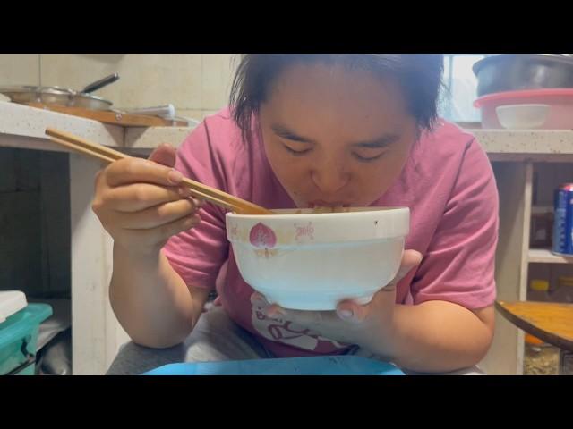 苗大姐今天不减肥了，一大碗粉吃饱再云插秧，不用1小时搞完一亩地