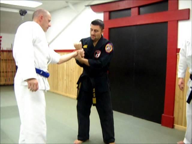 A FEW EASY JOINT LOCKS ,PRESSURE POINTS AND STRAIGHT ATTACK