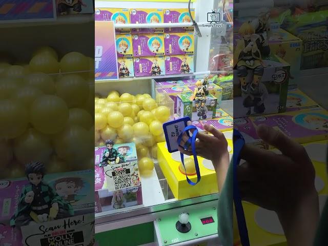 Winning Demon Slayer Zenitsu with Claw Machine on First Try