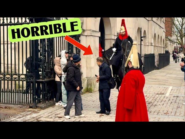 SHOCKER! A MAN NEARLY GOT TRAMPLED, CRAZY TOURISTS BLOCKED THE HORSE AND GUARD