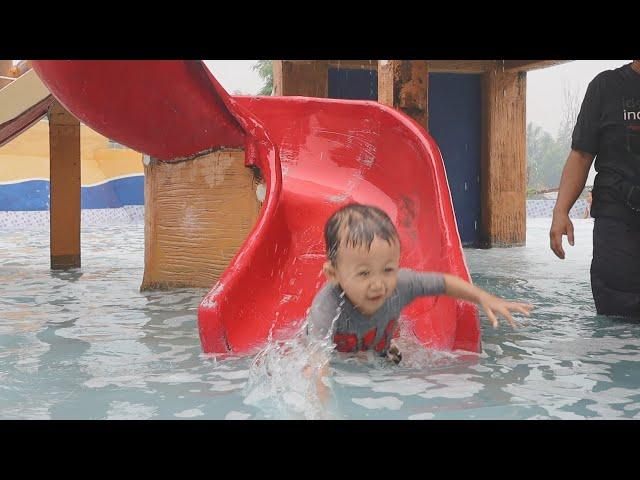 Playing Water in Swimming Pools, Playing Slides and Bubble Bath - Gavin and Uni Mishel